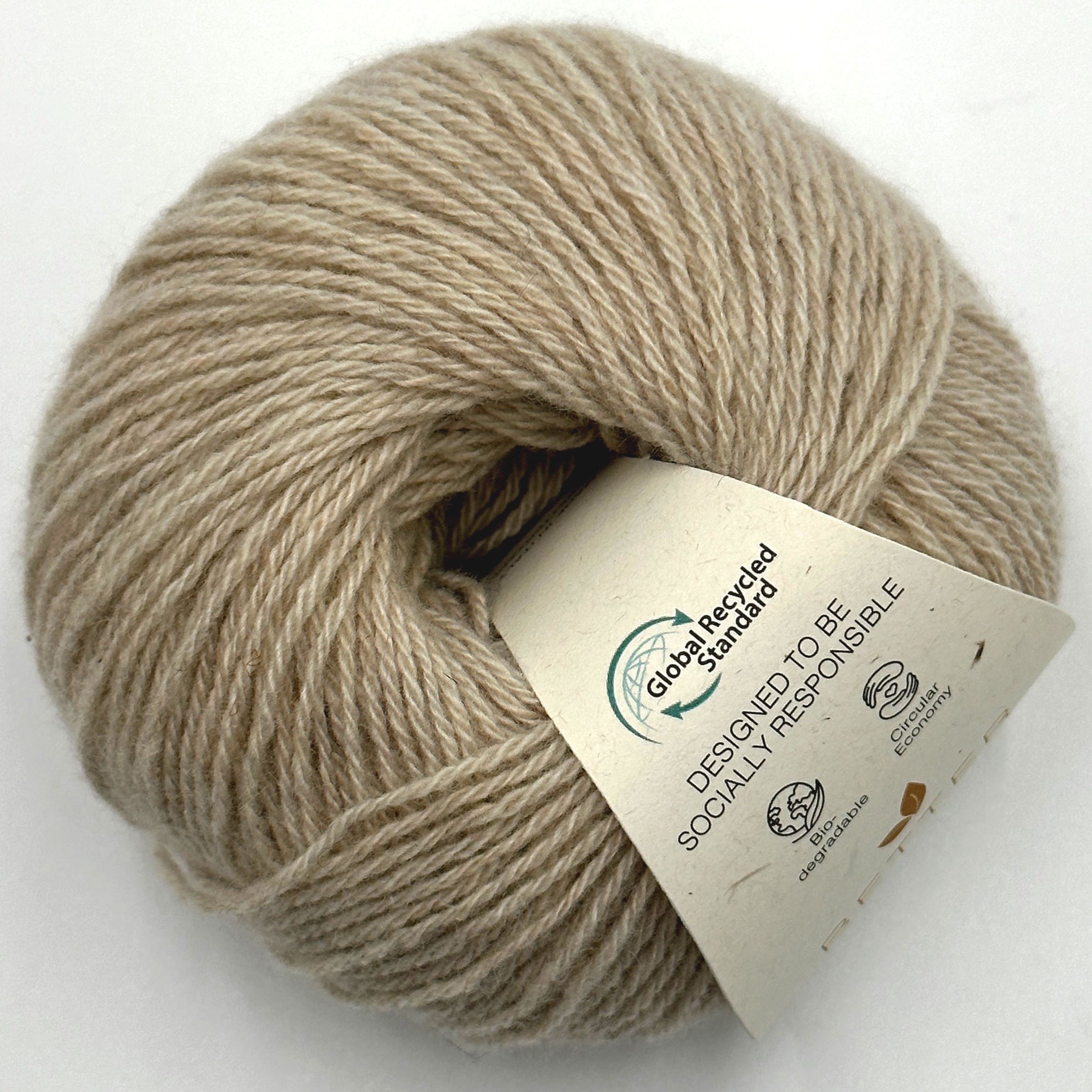 Garnnøgle i farven SAND RECYCLED CASHMERE fra Better yarn