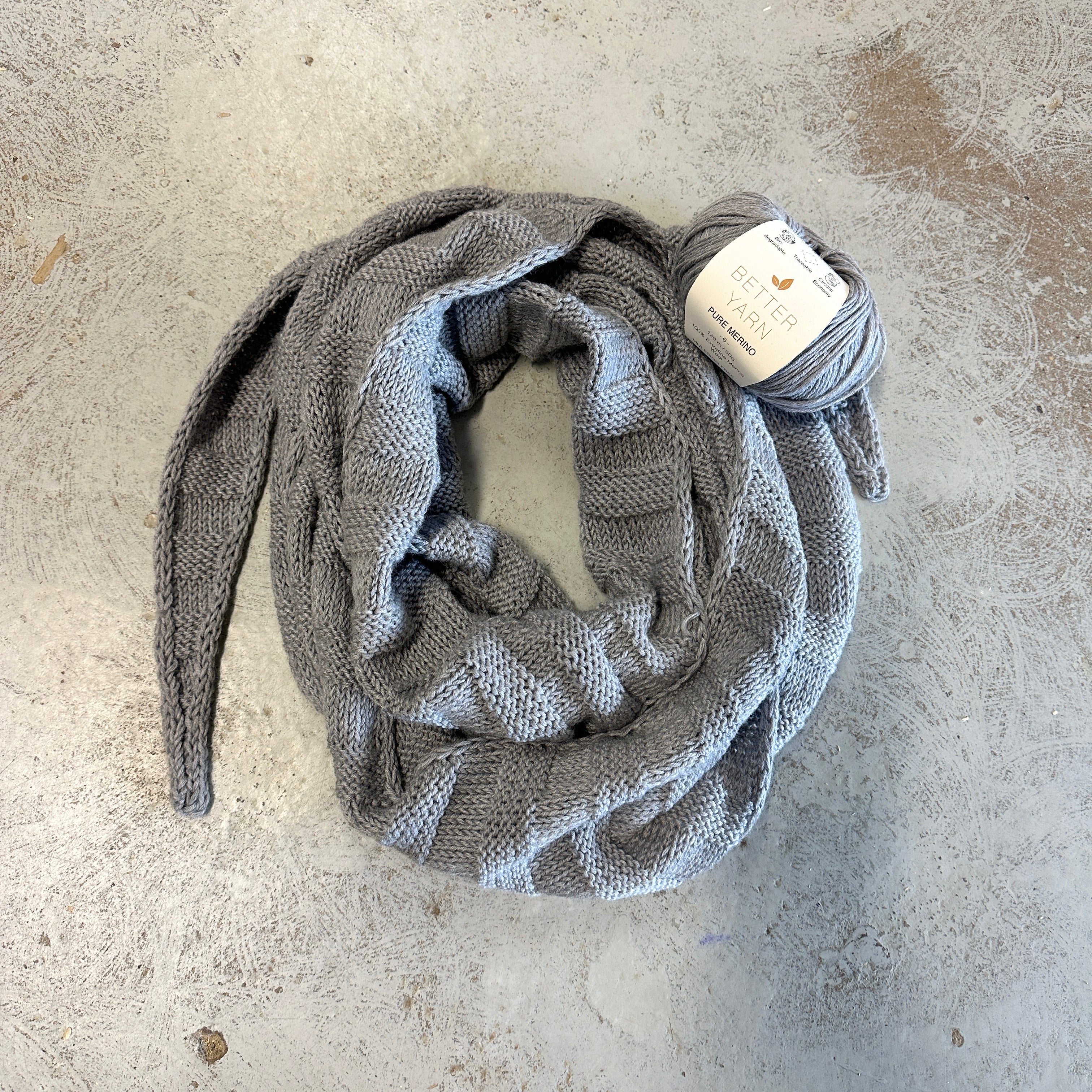 Gråt strikket tørklæde