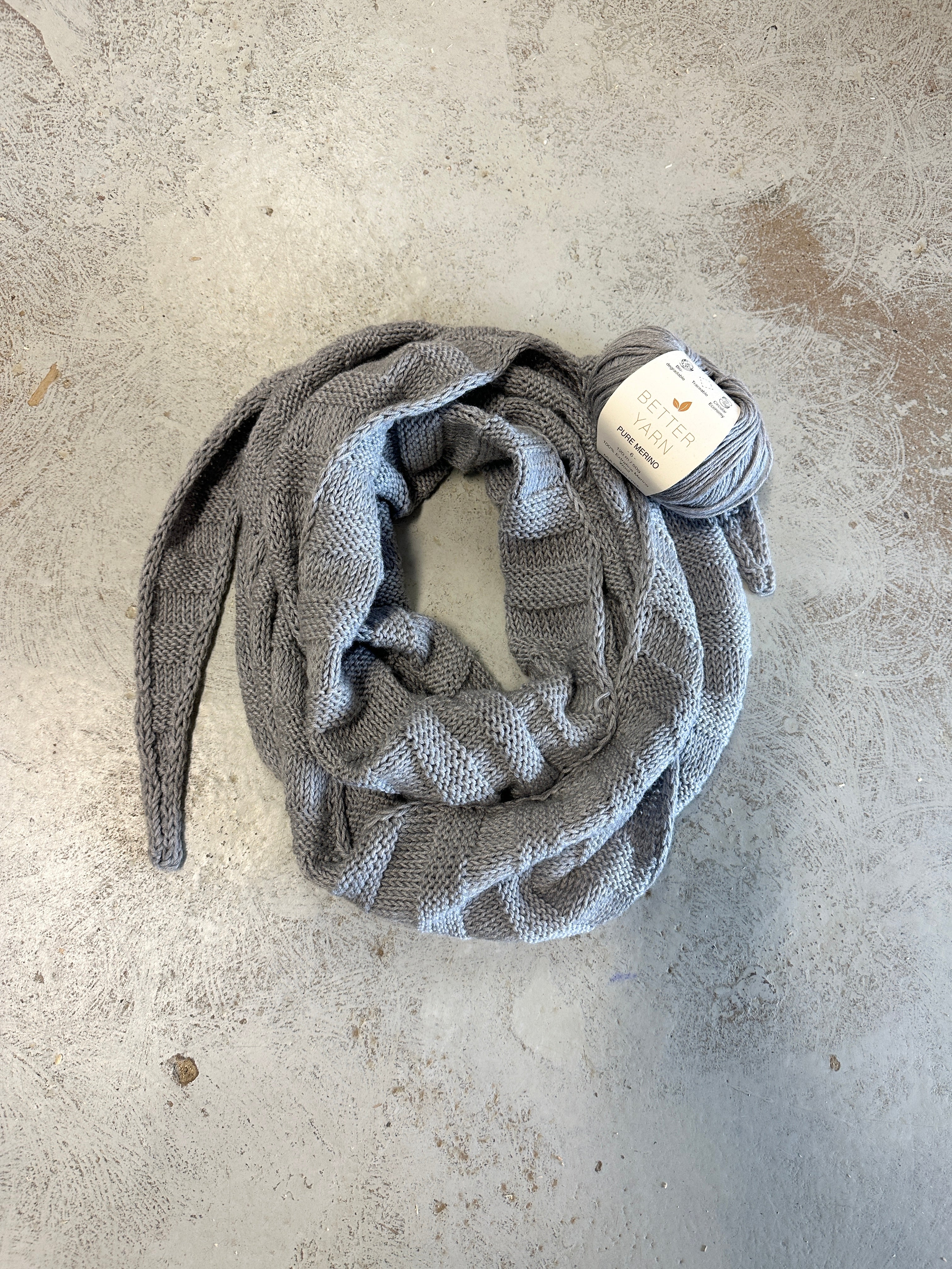 Gråt strikket tørklæde