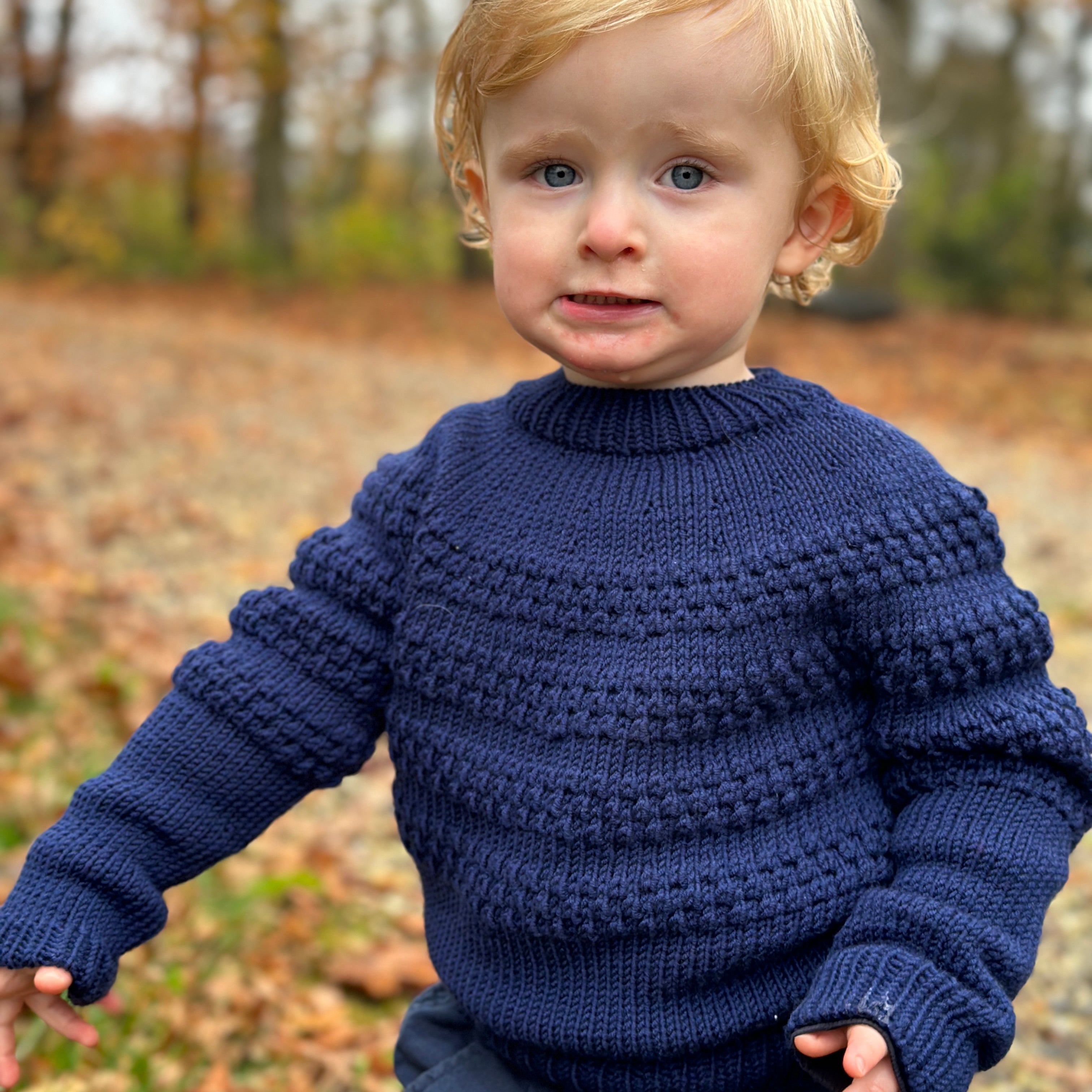 Lille Dreng i Hanne Rimme udgave af Sailor Gansey strikket Pure Merino 6 fra Better Yarn i farven Navy