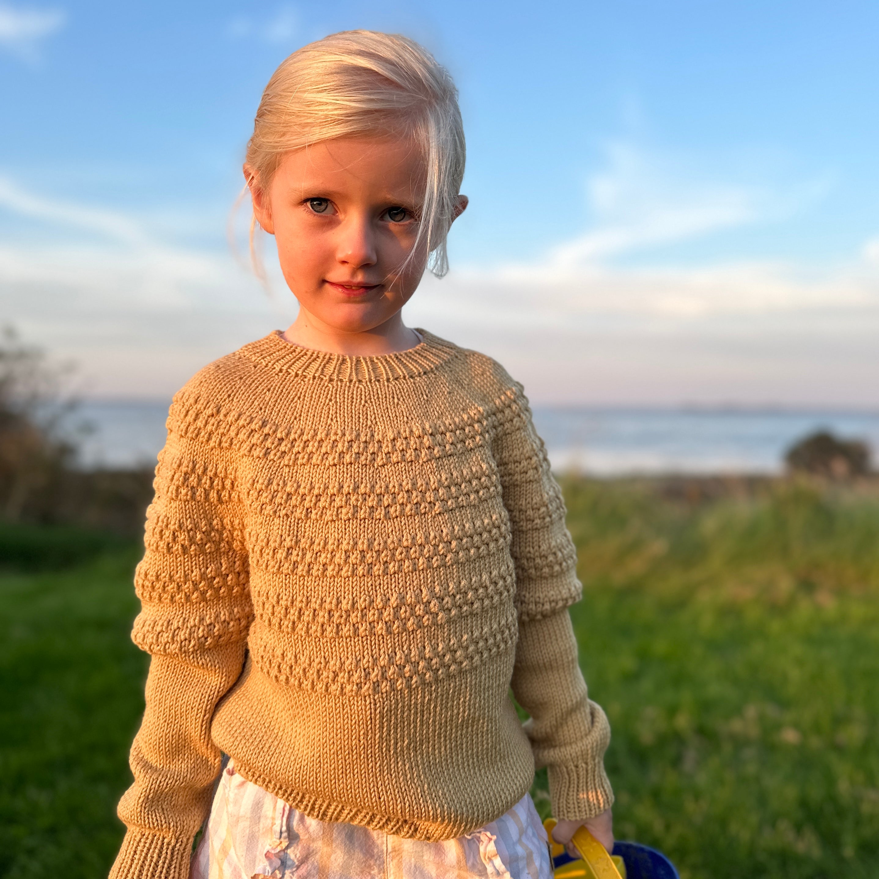 Stor Pige i Hanne Rimme udgave af Sailor Gansey strikket Pure Merino 6 fra Better Yarn i farven Ratten