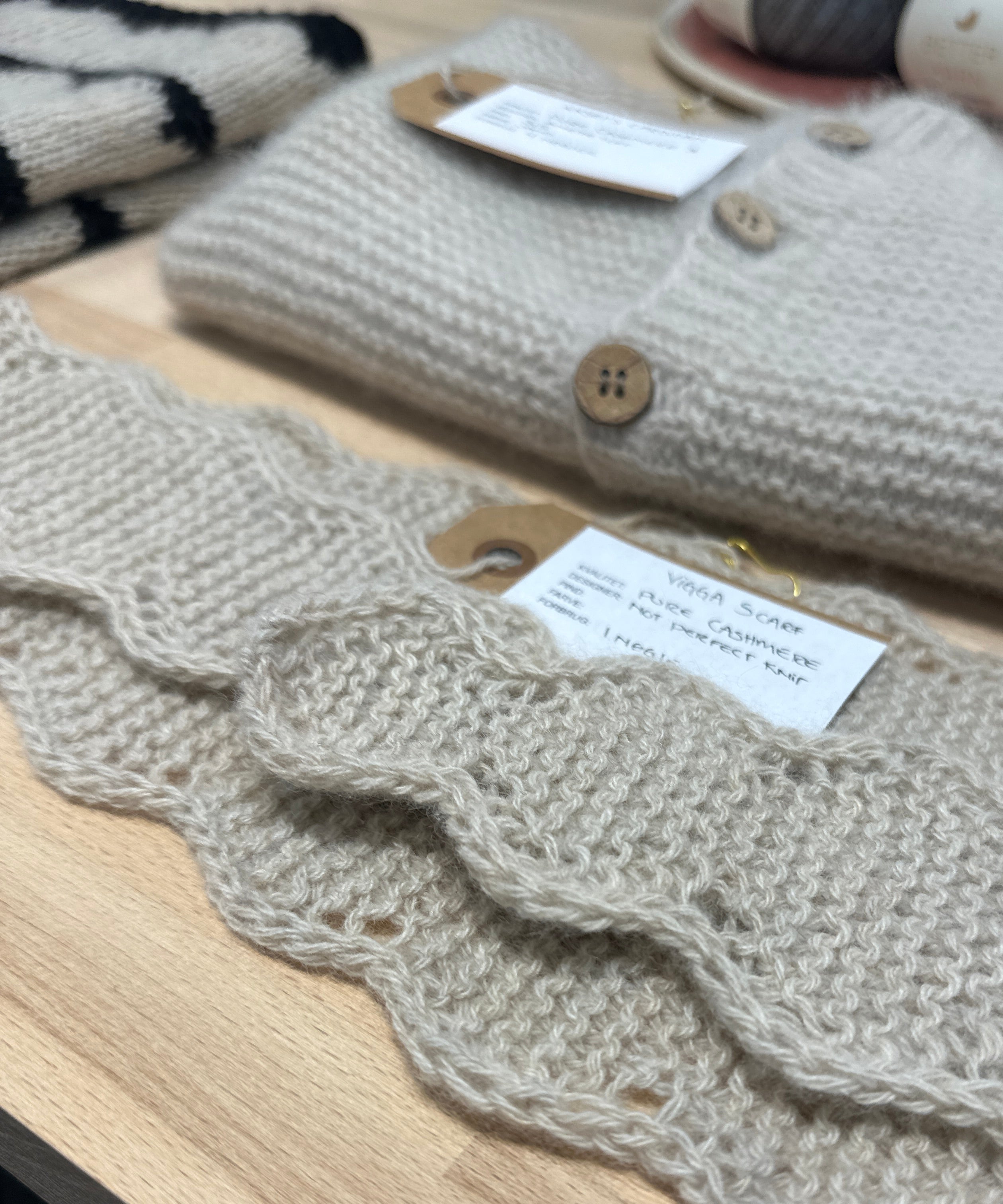 Flot tørklæde strikket i strikket RECYCLED CASHMERE fra Better yarn der ligger på et bord
