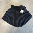 Sort halsedisse strikket i ret og vrang