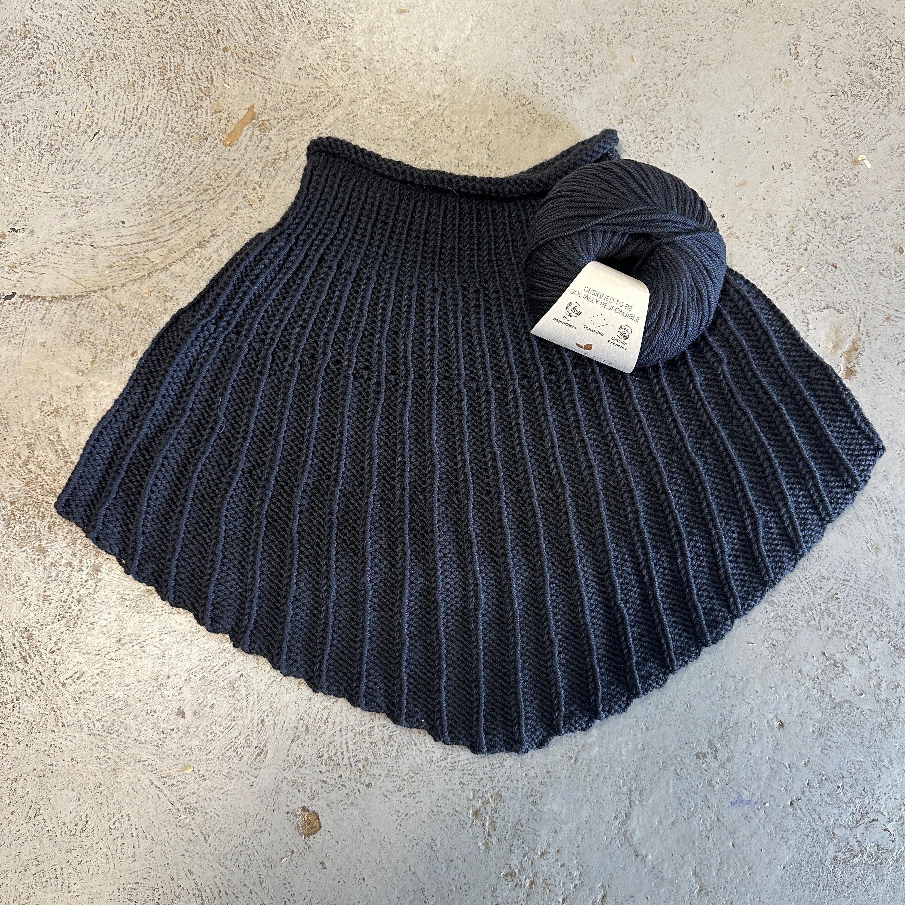 Sort halsedisse strikket i ret og vrang