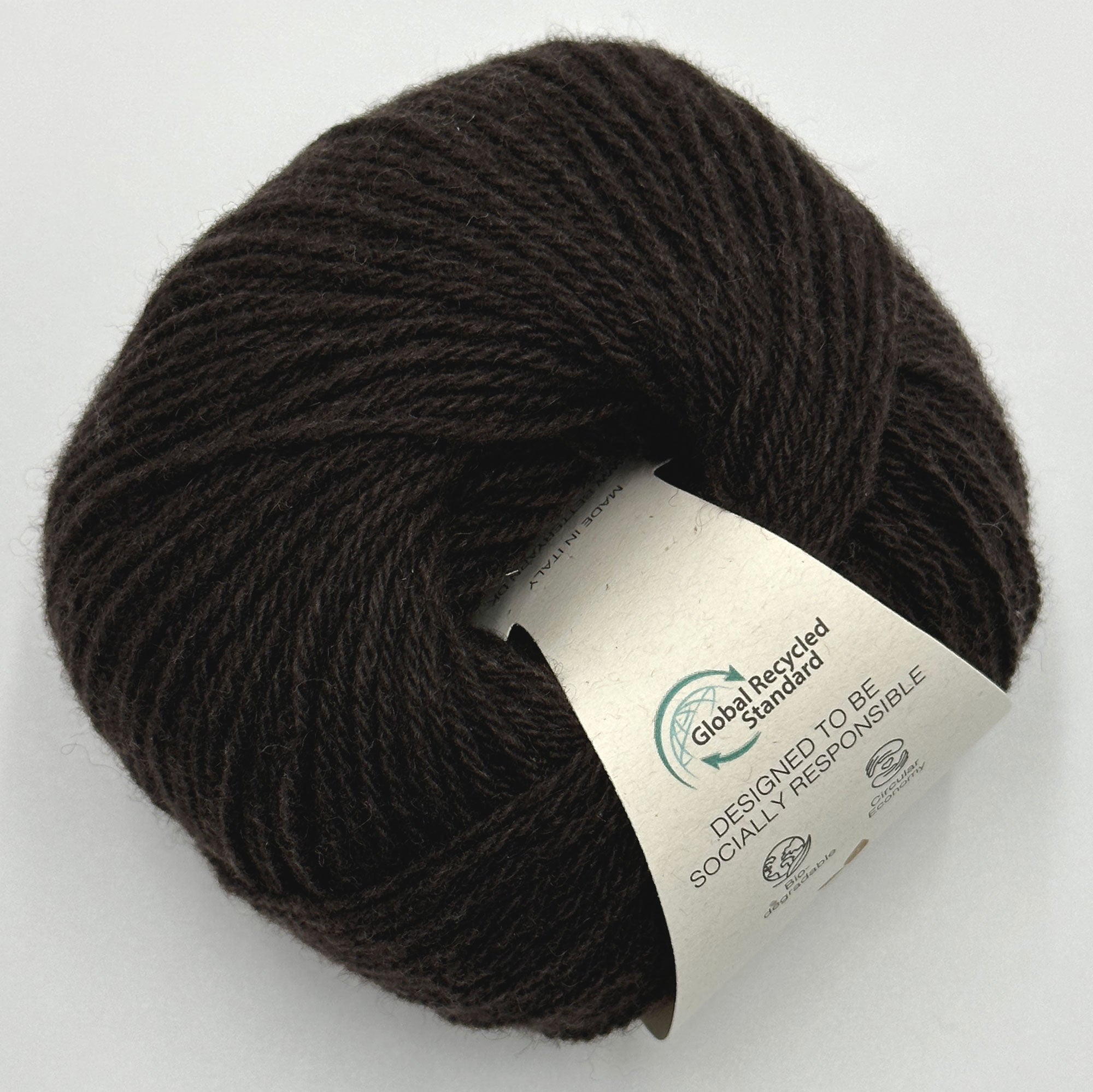 Garnnøgle i farven mørke brun RECYCLED CASHMERE fra Better yarn
