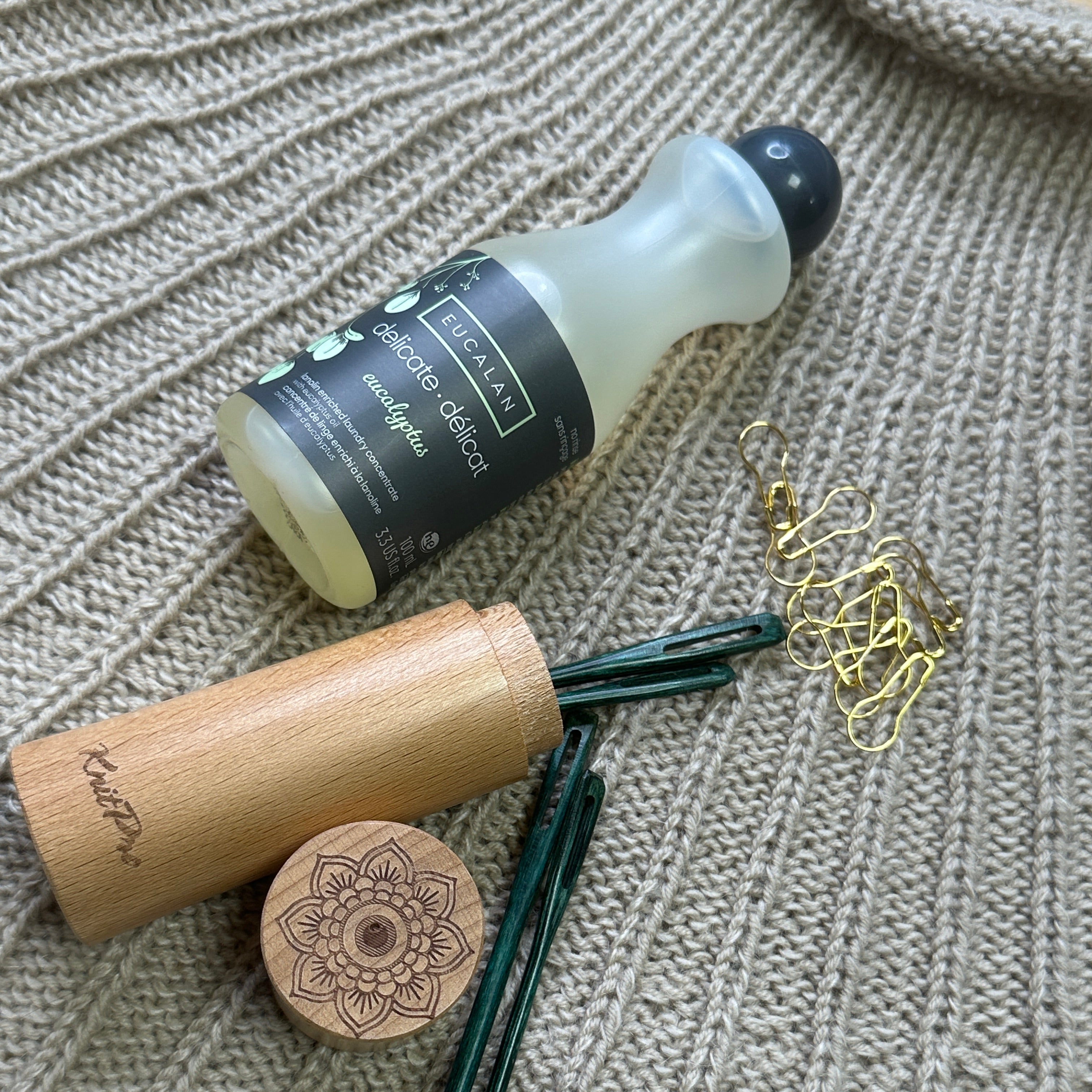 Foro af Eucalan sæbe i Flaske og et fint knit pro nålesæt på på strik