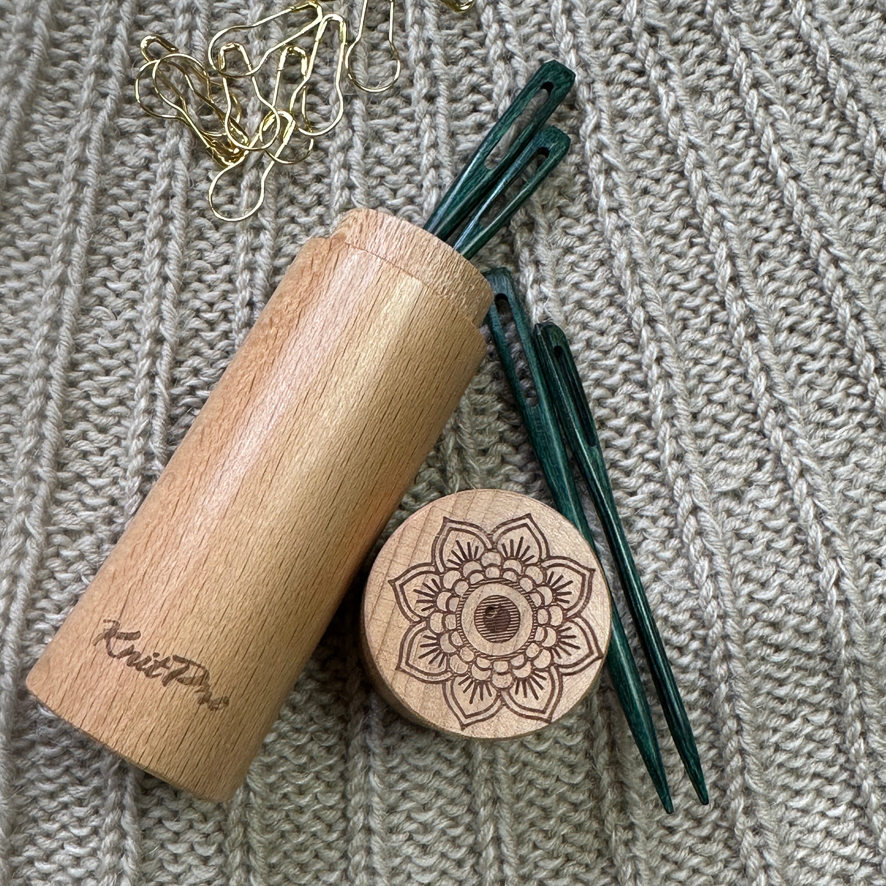 Foto af KnitPro stoppenåle der ligger på noget strik