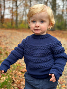 Lille Dreng i Hanne Rimme udgave af Sailor Gansey strikket Pure Merino 6 fra Better Yarn i farven Navy