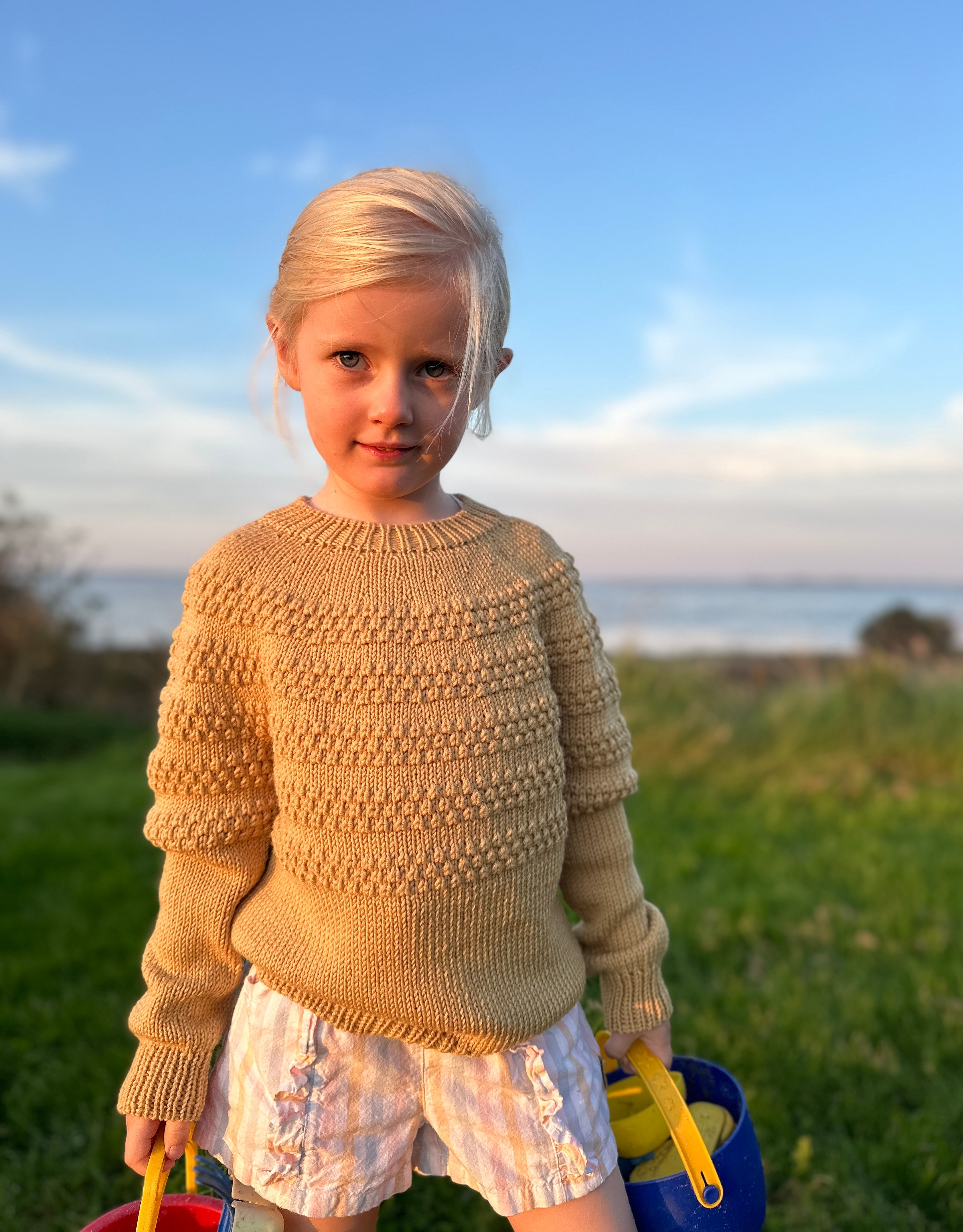 Stor Pige i Hanne Rimme udgave af Sailor Gansey strikket Pure Merino 6 fra Better Yarn i farven Ratten