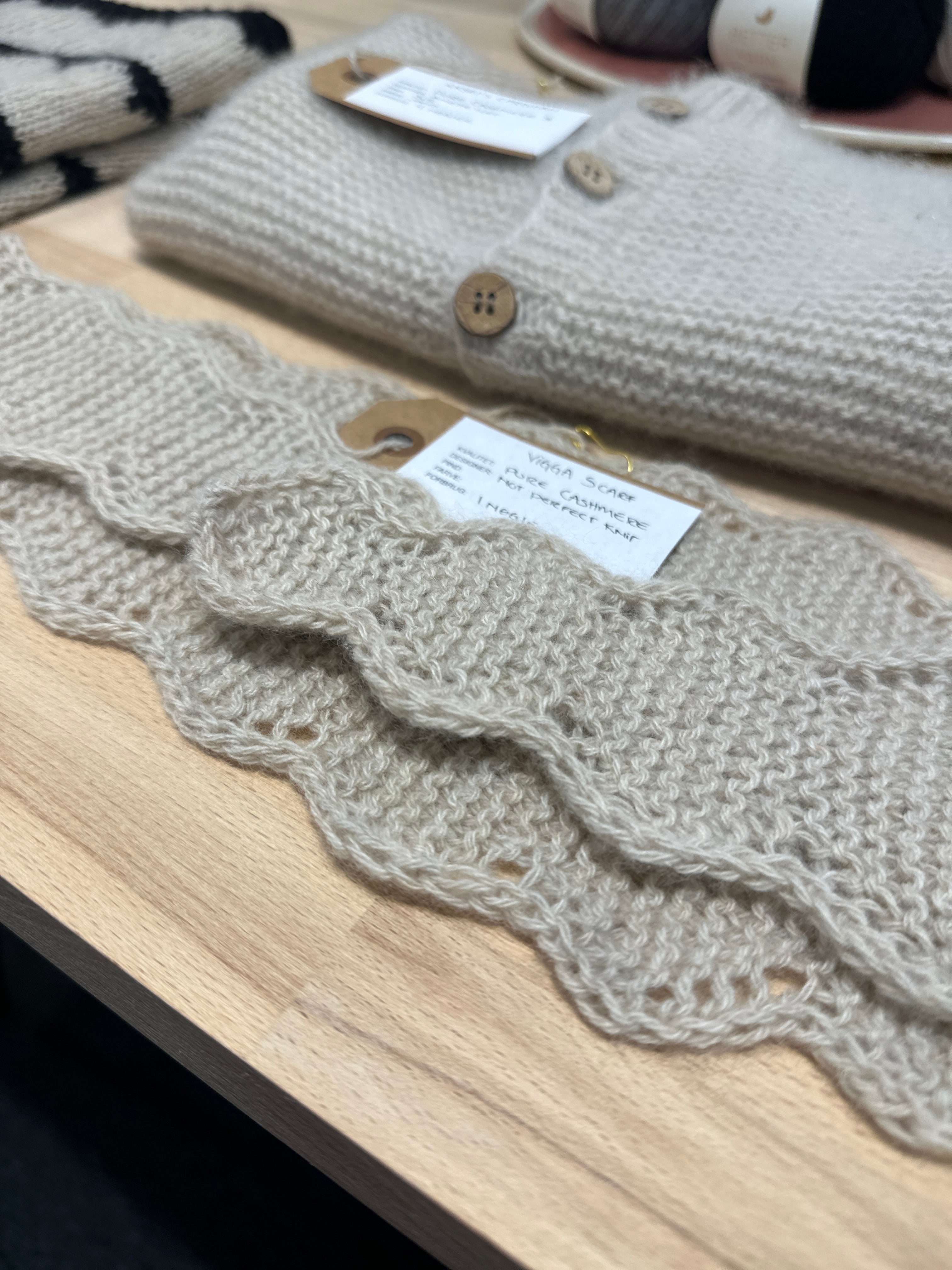 Flot tørklæde strikket i strikket RECYCLED CASHMERE fra Better yarn der ligger på et bord 
